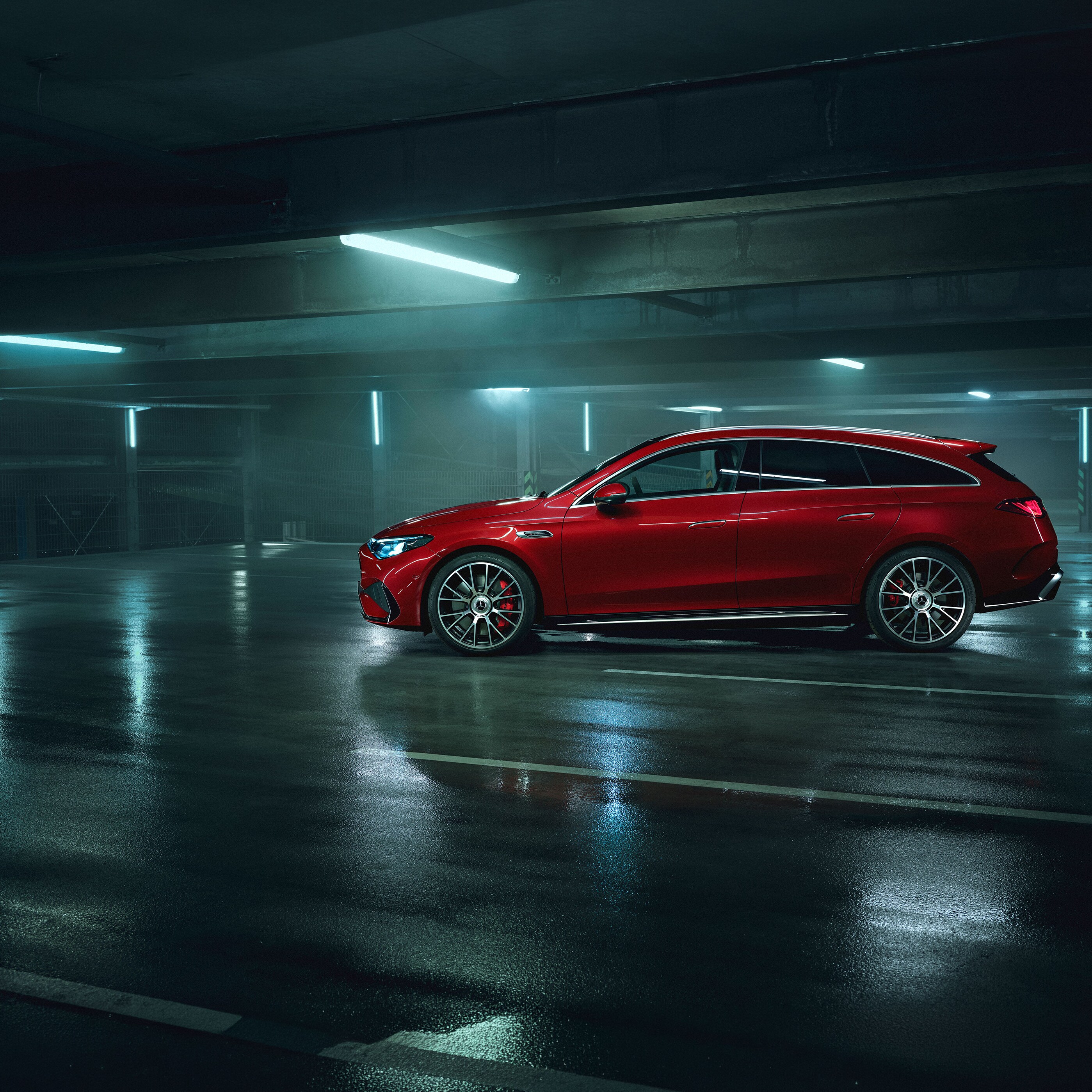Nadwozie zupełnie nowego Mercedes-AMG CLA 45 4MATIC+ Shooting Brake electric.
