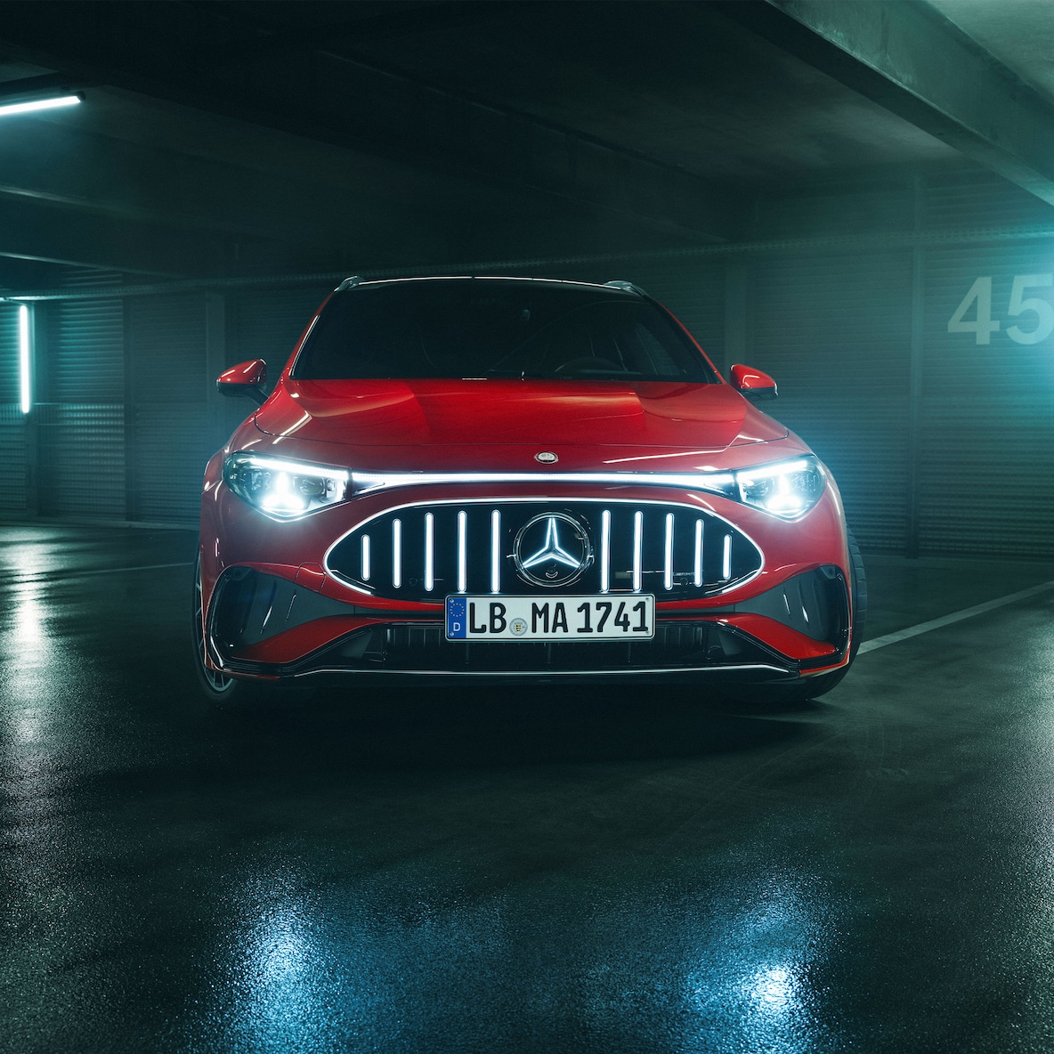 Charakterystyczny dla AMG przód całkowicie nowego Mercedes-AMG CLA 45 4MATIC+ Shooting Brake w wersji elektrycznej.