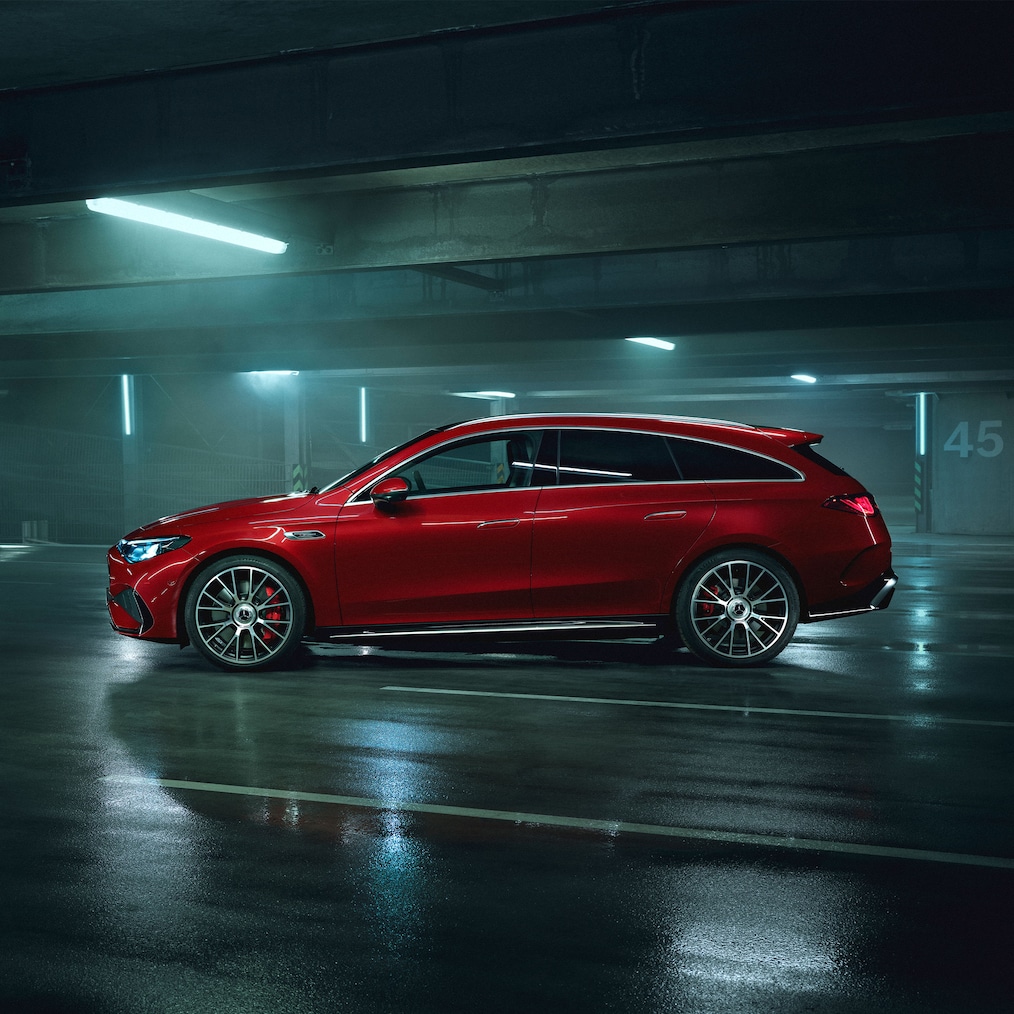 Całkowicie nowy Mercedes-AMG CLA 45 4MATIC+ Shooting Brake w wersji elektrycznej w kolorze MANUFAKTUR czerwień Patagonii metalik.