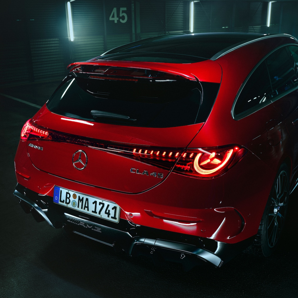 Charakterystyczny dla AMG tył całkowicie nowego Mercedes-AMG CLA 45 4MATIC+ Shooting Brake w wersji elektrycznej.