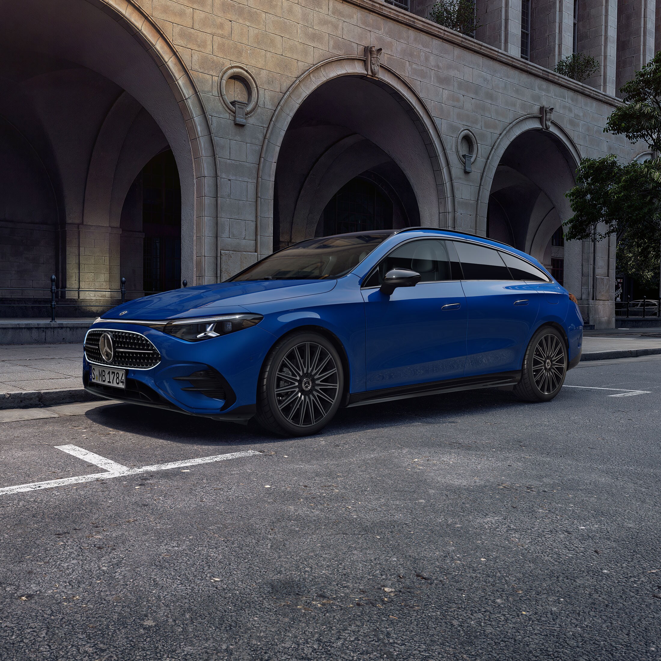 Niebieski CLA Shooting Brake zaparkowany na chodniku.