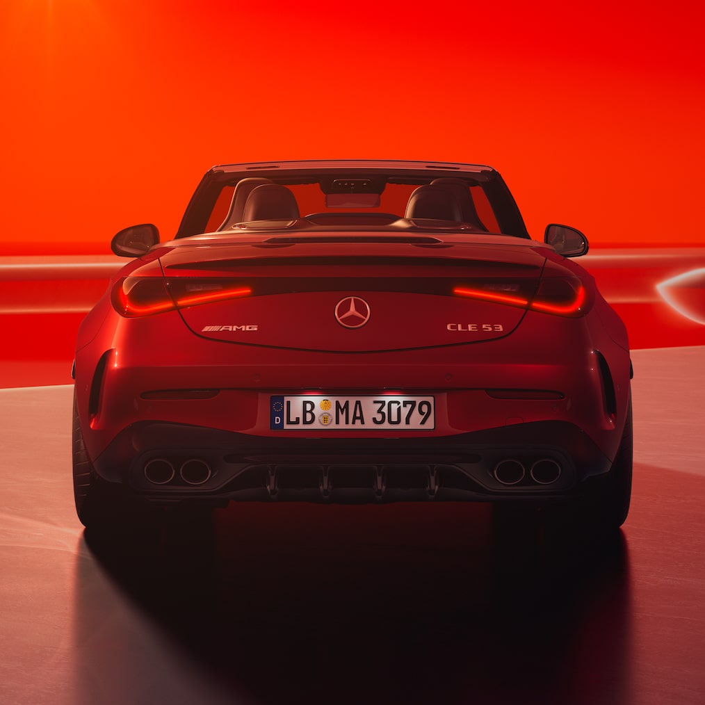  Widok na Mercedes-AMG CLE 53 4MATIC+ Kabriolet od przodu i od tyłu.