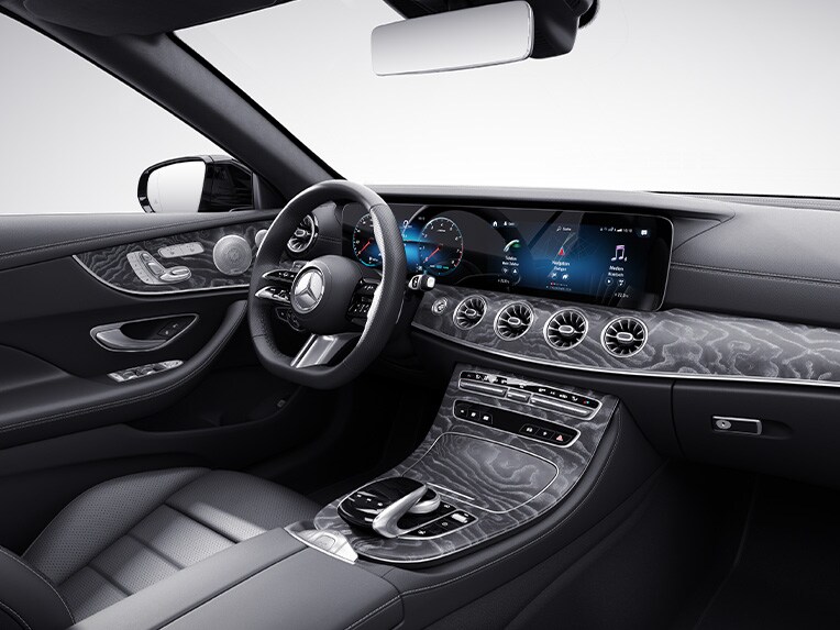 Wnętrze modelu kabriolet Klasy E od Mercedes-Benz z linią wyposażenia AMG Line.