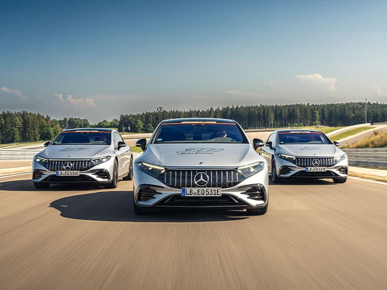 Mercedes-AMG GT R w widoku z przodu jadący po drodze.