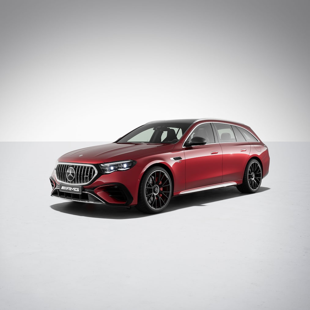 Widok boczny przodu modelu Mercedes-AMG E 53 HYBRID 4MATIC+ Kombi z pakietem Night AMG I i II.