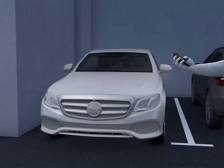 Pakiet parkowania z funkcjami zdalnego parkowania w nowym Mercedesie-Benz Klasy E.