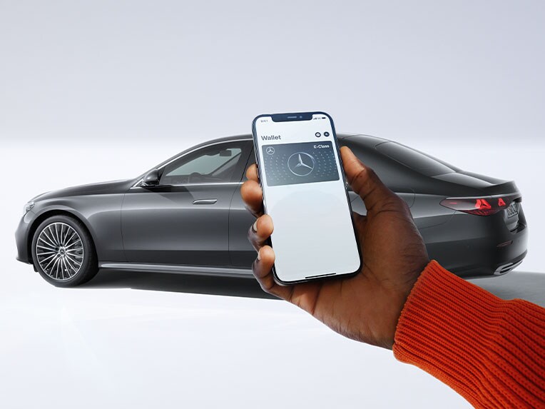 Nowy Mercedes-Benz Klasy E z cyfrowym kluczykiem pojazdu.