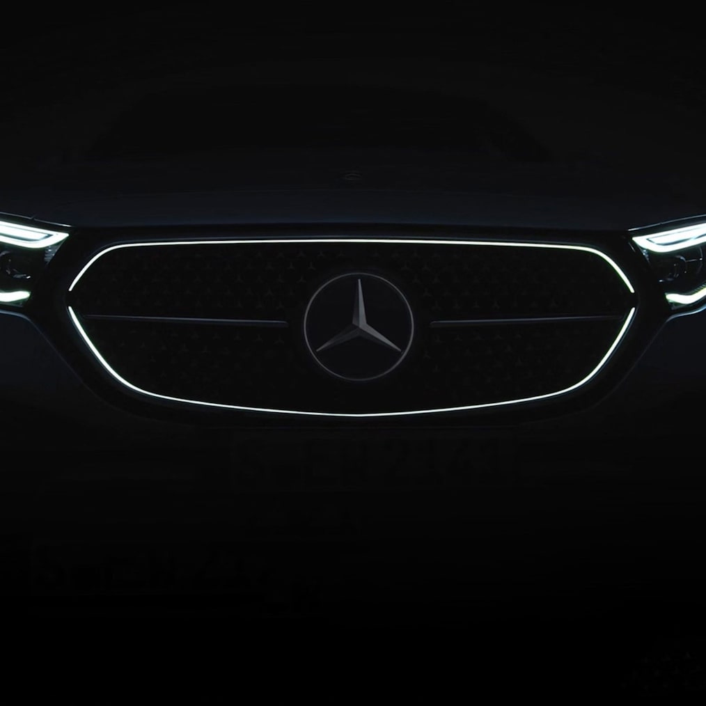 Podświetlana atrapa chłodnicy Mercedes-Benz Klasa E Kombi.