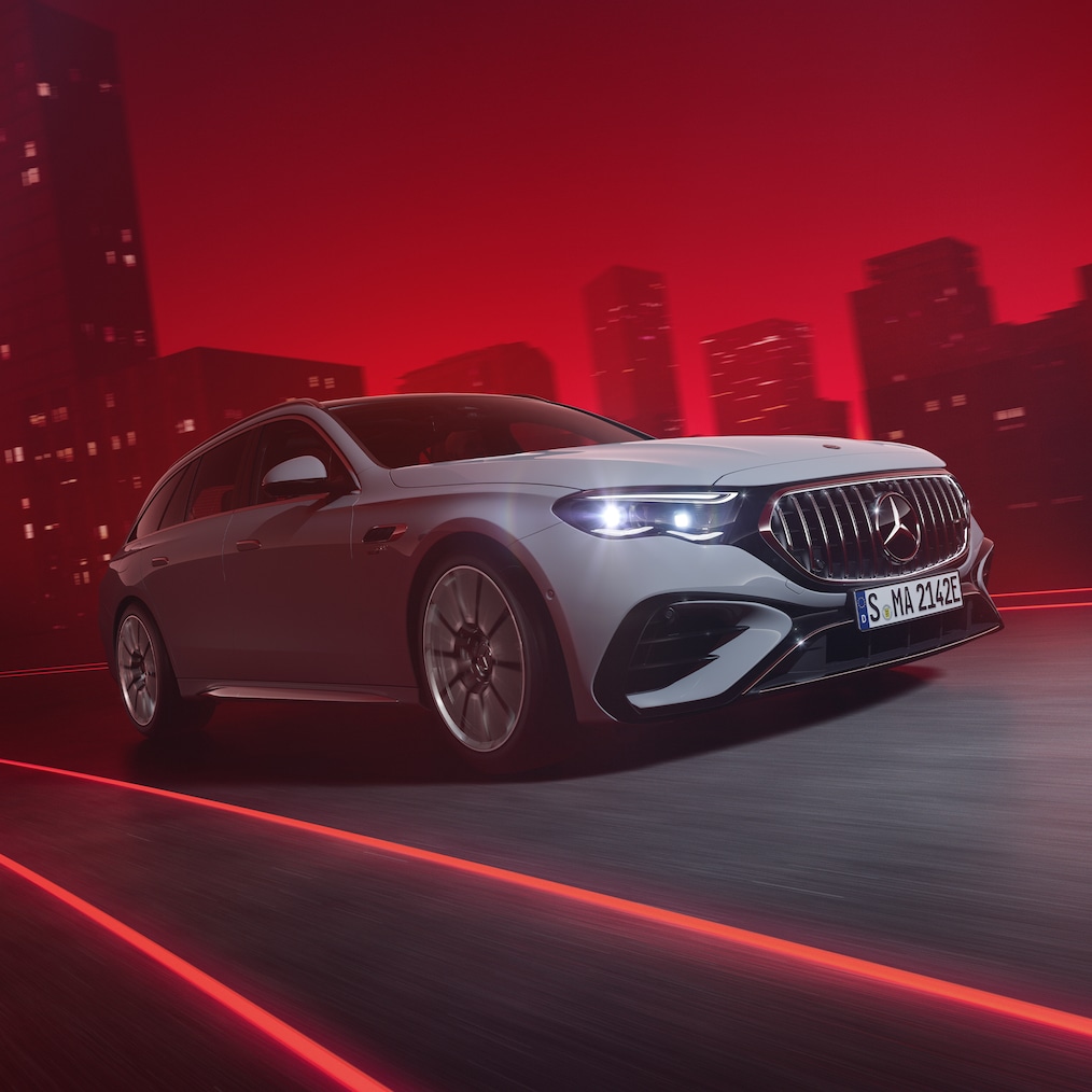 Dynamiczny widok od przodu modelu Mercedes-AMG E 53 HYBRID 4MATIC+ (ujęcie podczas jazdy).