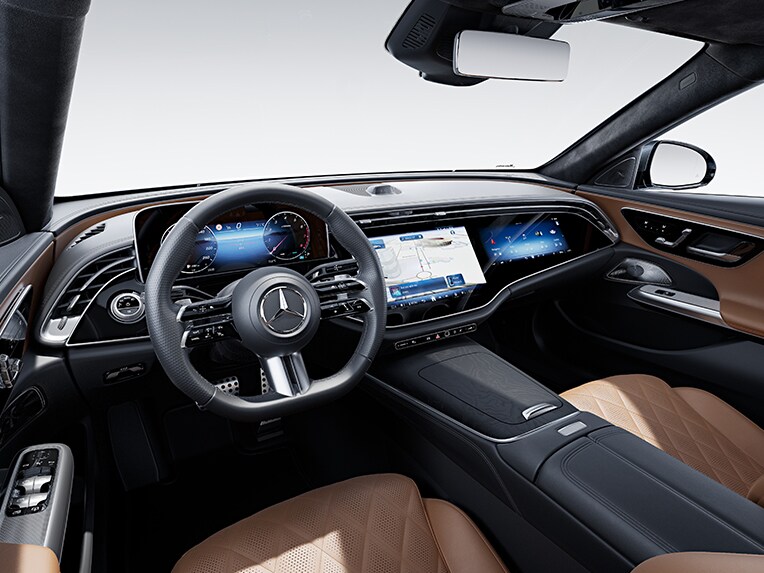 Wnętrze nowego Mercedesa-Benz Klasy E Limuzyna z linią wyposażenia AMG Line.