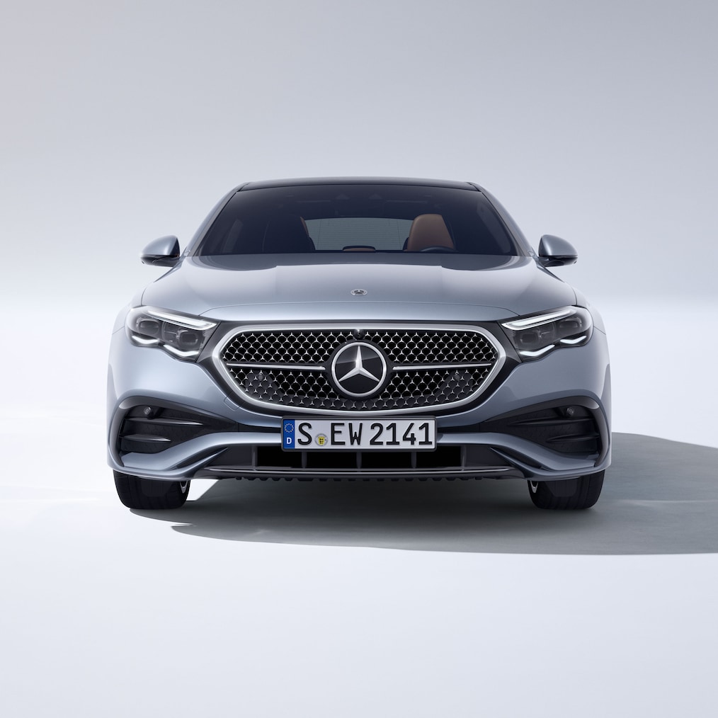  Mercedes-Benz Klasa E Limuzyna w widoku z przodu.