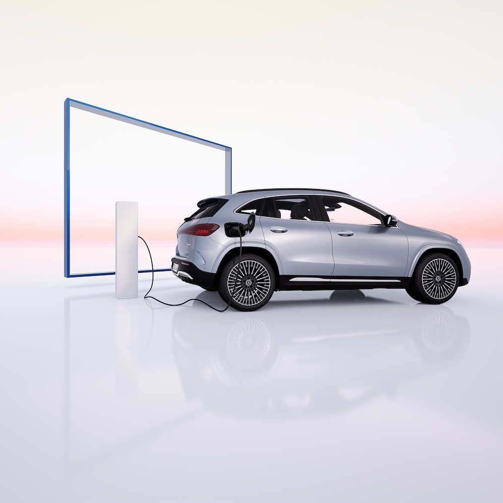 Widok modelu Mercedes-Benz EQA stojącego przy stacji ładowania.