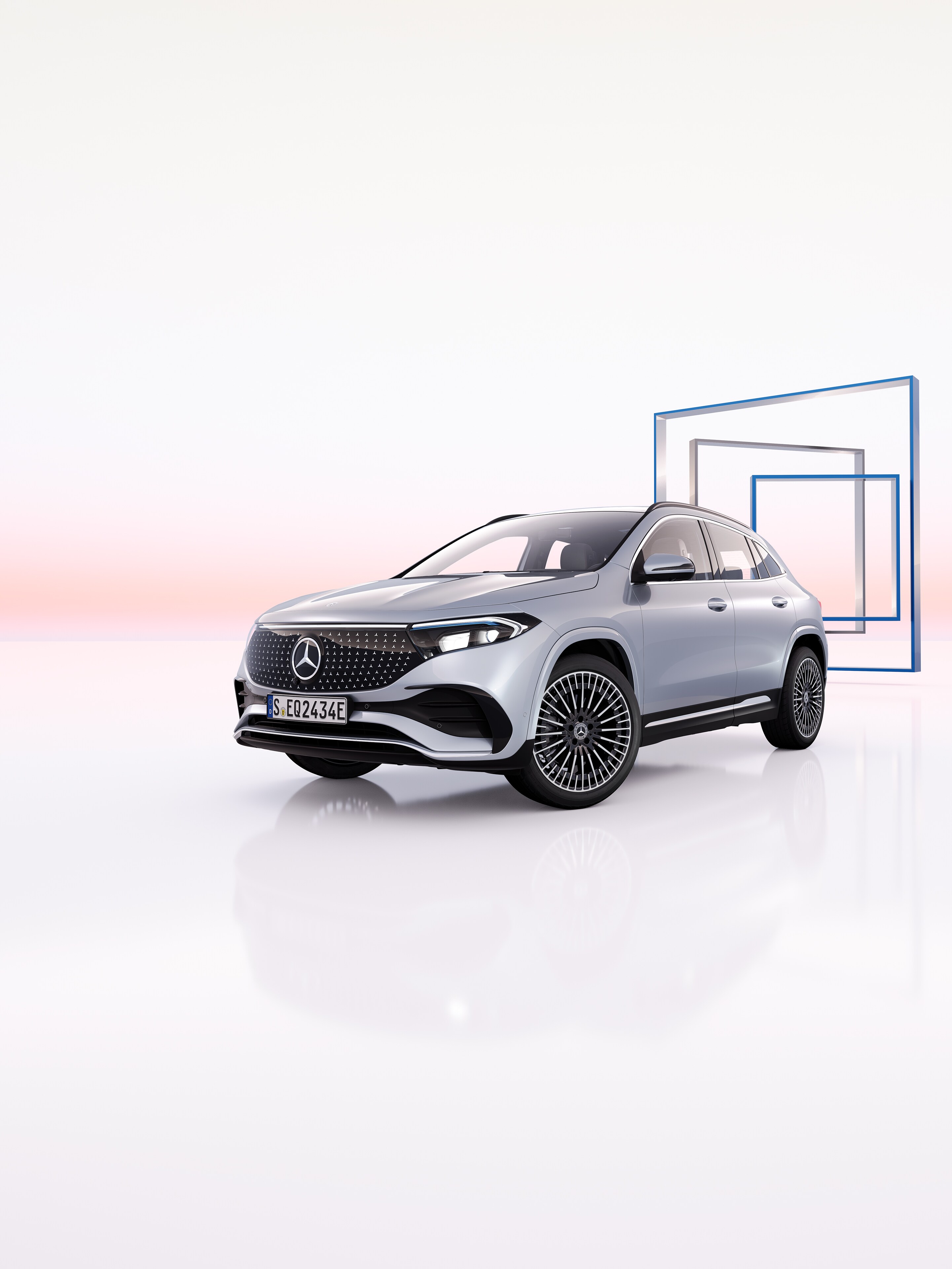 Mercedes EQA na różowym, abstrakcyjnym tle.