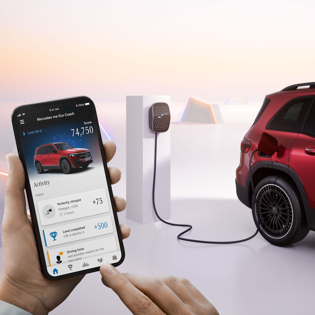 Widok Mercedes-Benz EQB ładowanego na stacji ładowania.