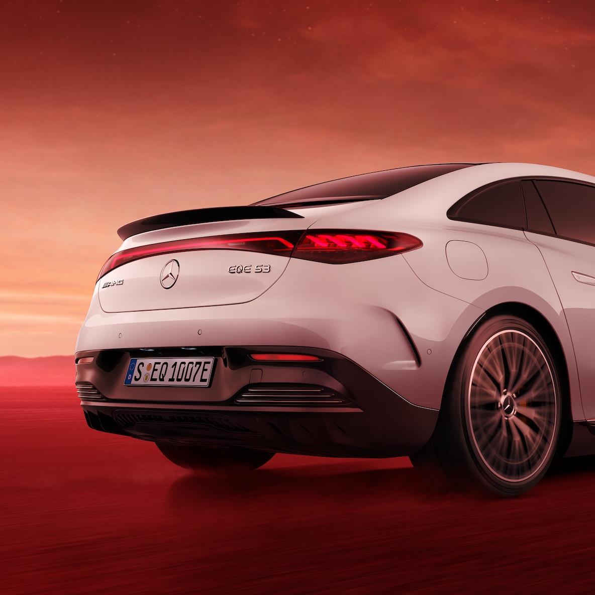 Widok z tyłu modelu Mercedes-AMG EQE 53 4MATIC+ ze zbliżeniem na klapę tylną i spojler z perspektywy od dołu.