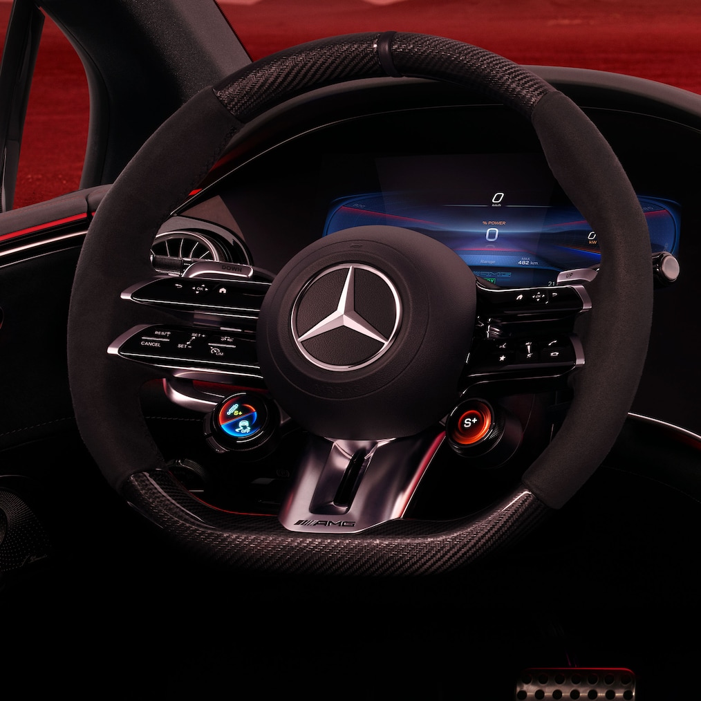 Przyciski na kierownicy AMG we wnętrzu limuzyny EQE Mercedes-AMG.