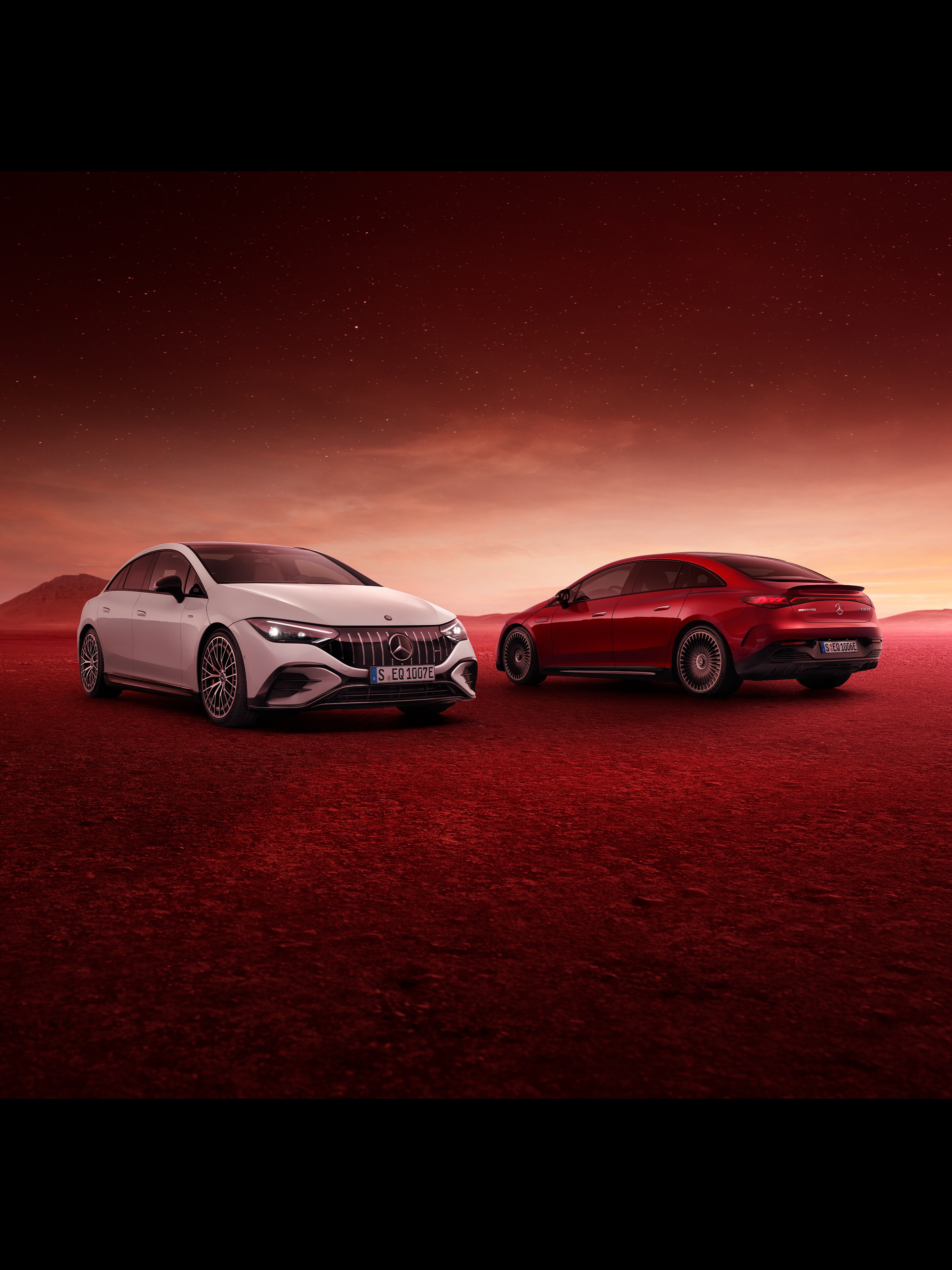 Dwa elektryczne modele Mercedes-AMG na pustyni.