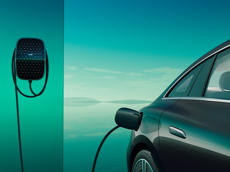 Limuzyna EQE od Mercedes-Benz ładująca się przy Wallboxie Mercedes Benz.