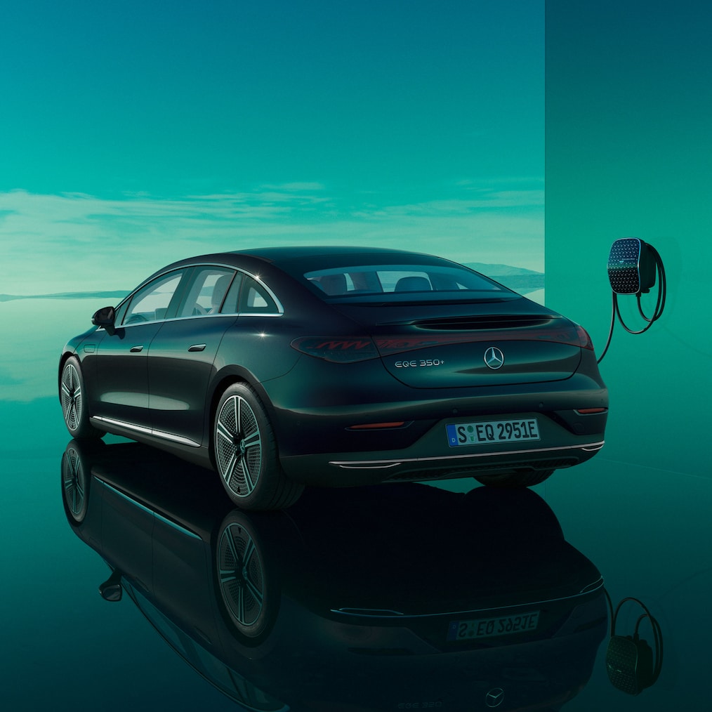 Limuzyna EQE ładująca się przy dostępnej oddzielnie stacji ładowania Mercedes-Benz Wallbox.