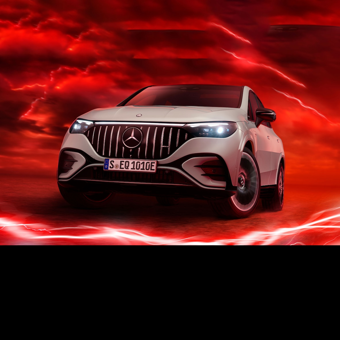 Mercedes-AMG EQE 53 4MATIC+ widoczny od przodu na czerwonym tle.
