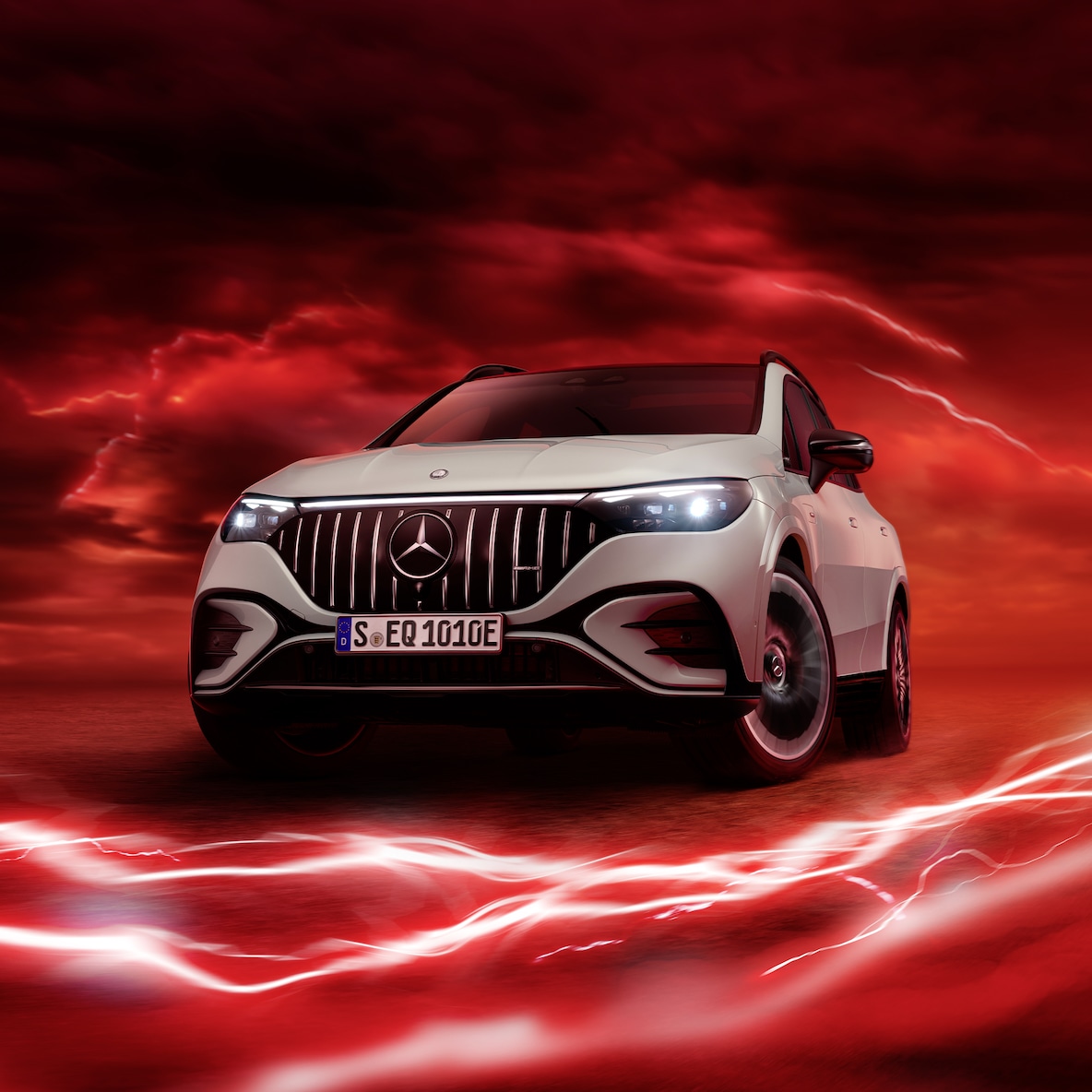 Mercedes-AMG EQE 53 4MATIC+ widoczny od przodu na czerwonym tle.