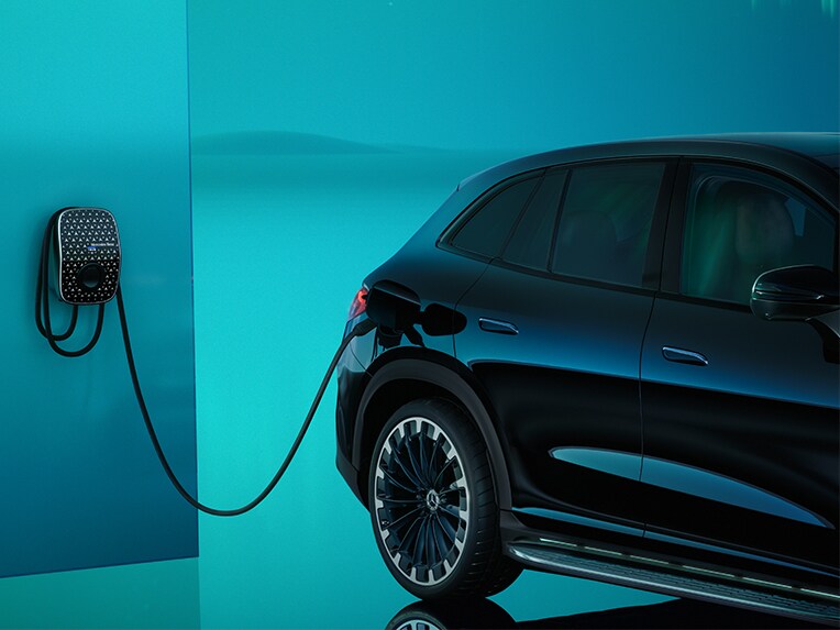 Wallbox Mercedes-Benz na ścianie garażu.