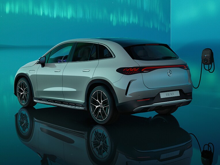 Nowy SUV EQE Mercedes-Benz na publicznej stacji ładowania.