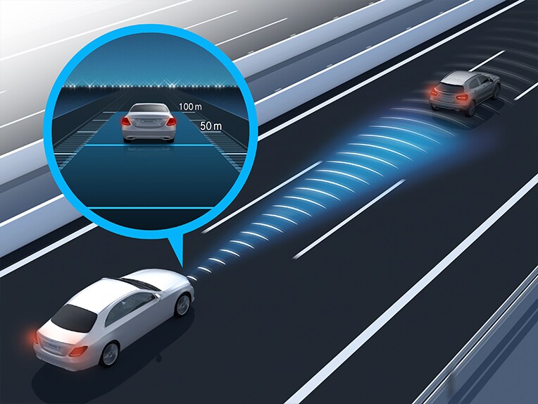 Graficzna wizualizacja aktywnego asystenta odległości DISTRONIC w nowym SUV-ie EQE Mercedes-Benz.