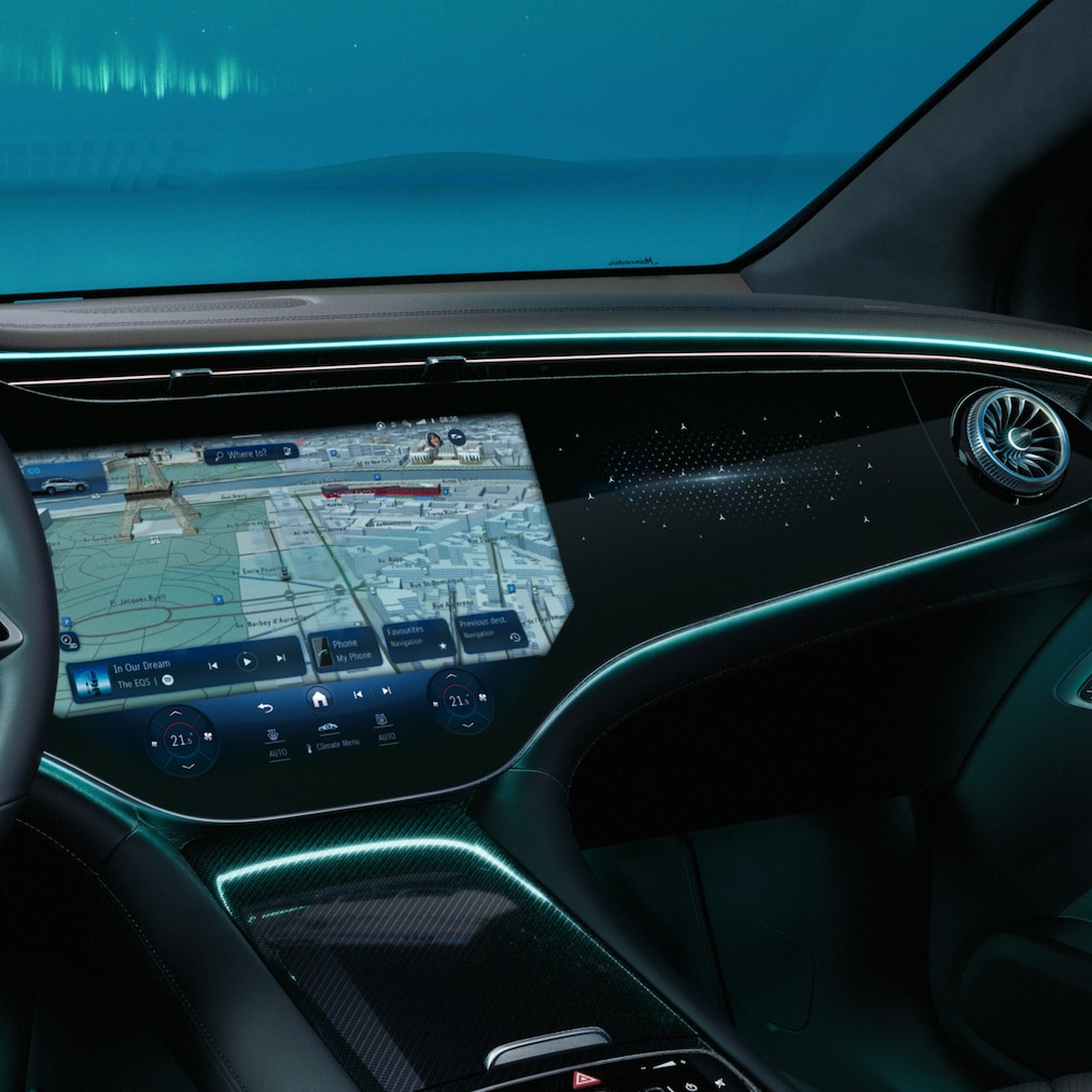 Widok z przodu na ekran MBUX Hyperscreen w Mercedes-Benz EQE SUV.