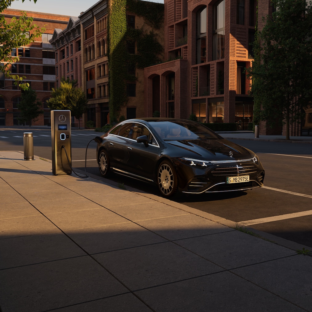 Ładowanie nowego, w pełni elektrycznego modelu EQS firmy Mercedes-Benz.