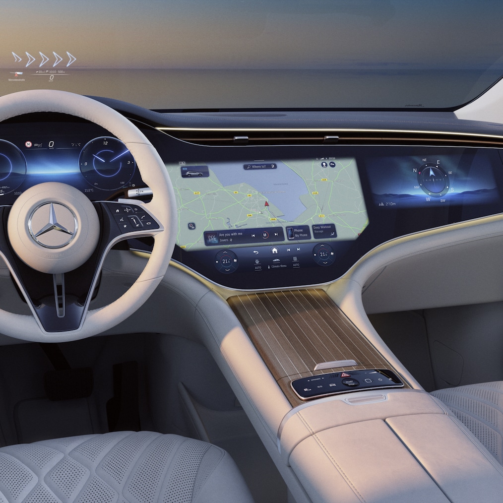 Ekran MBUX Hyperscreen w luksusowym EQS SUV z perspektywy kierowcy.