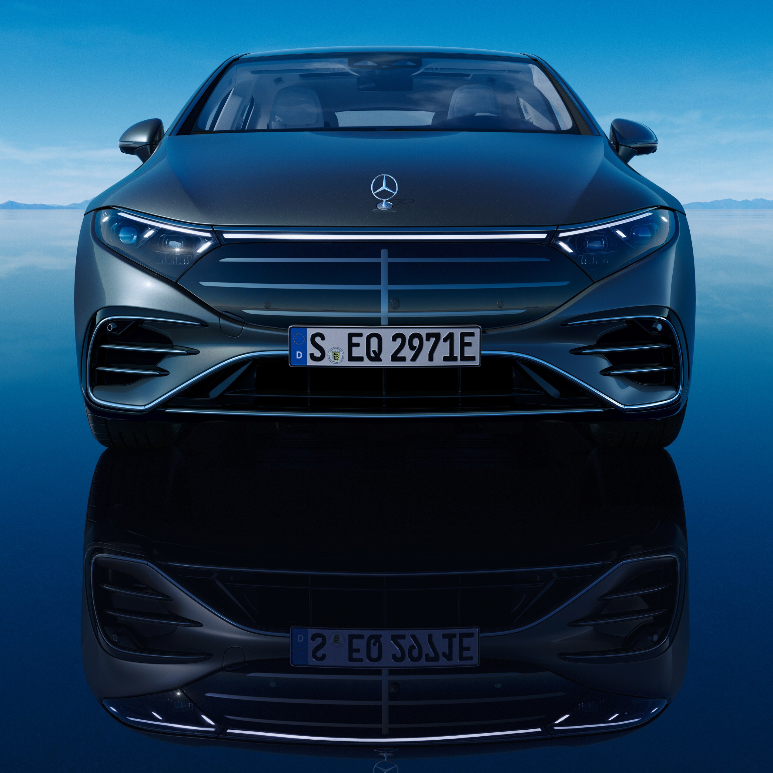Grafitowy Mercedes EQS Limuzyna na tle abstrakcyjnego krajobrazu.