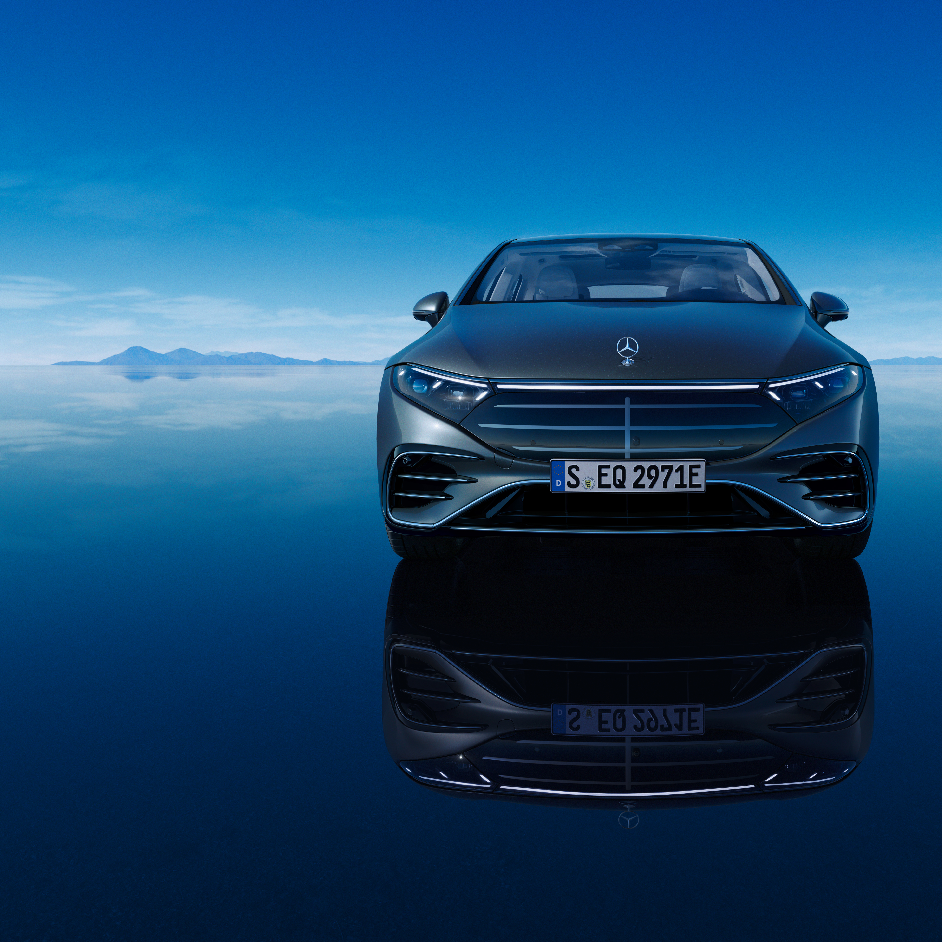 Program „Mój elektryk” | Mercedes‑Benz Financial Services Grafitowy Mercedes EQS Limuzyna na tle abstrakcyjnego krajobrazu.