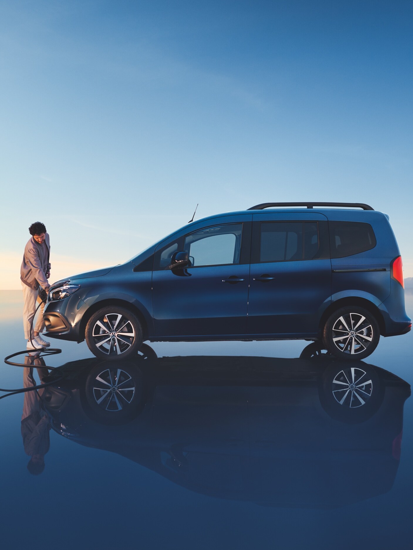 Mercedes-Benz EQT podczas ładowania.