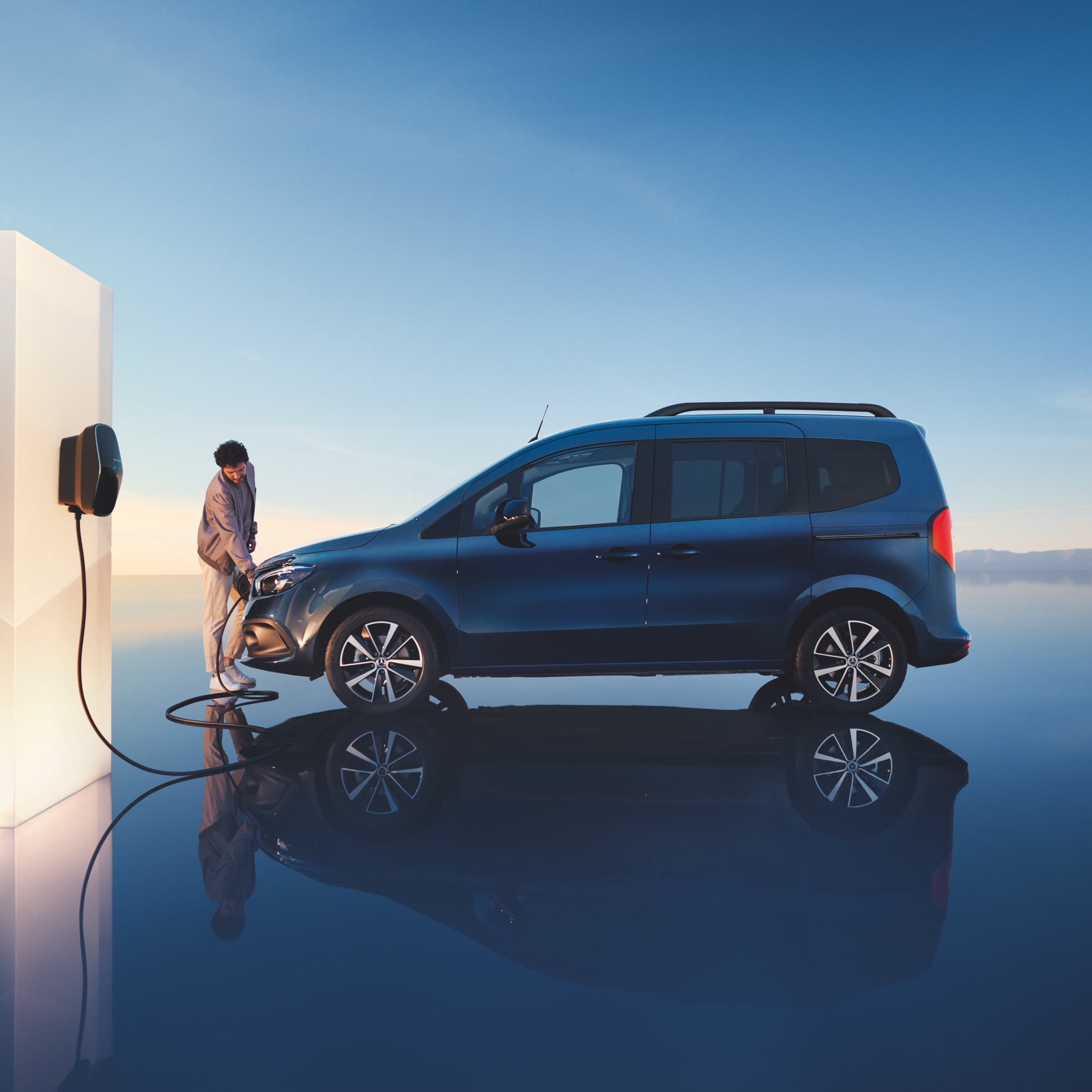 Najważniejsze elementy | EQT | Mercedes-Benz Mercedes-Benz EQT podczas ładowania.