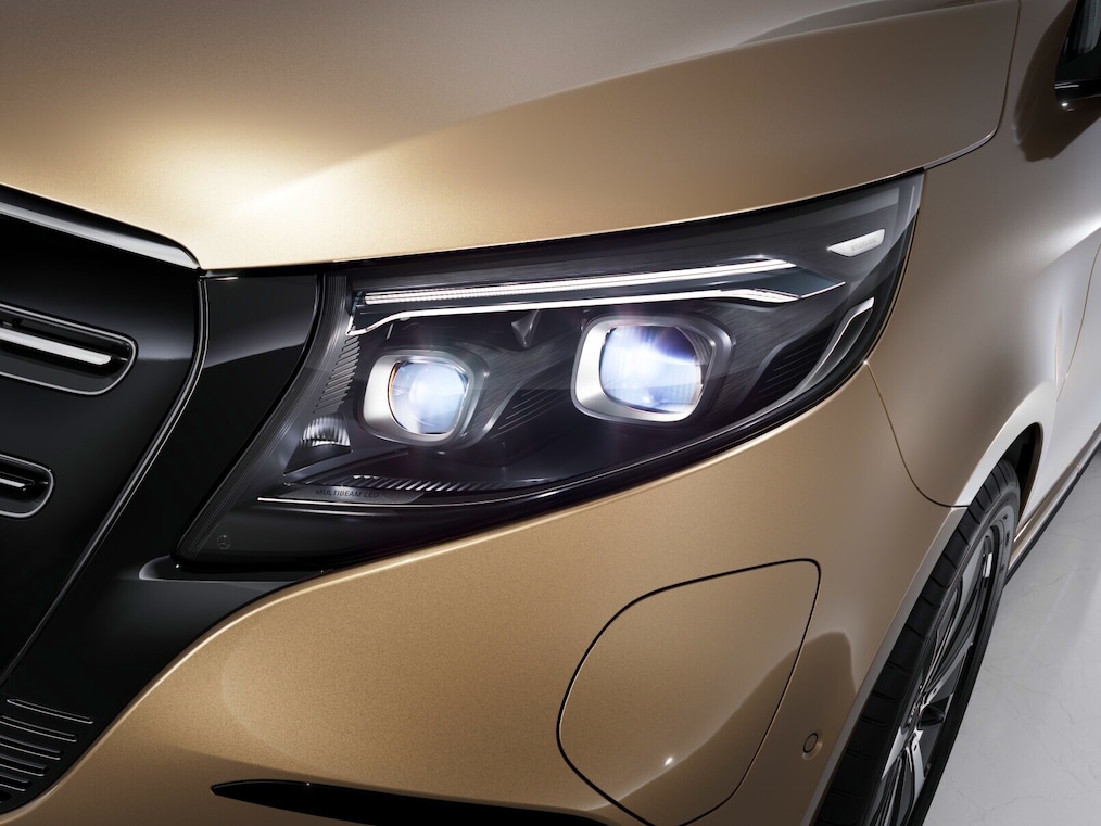 Korzystaj z doskonałej widoczności dzięki reflektorom MULTIBEAM LED z funkcją High Beam Assist PLUS – zarówno na autostradach i drogach krajowych, jak i w ruchu miejskim.