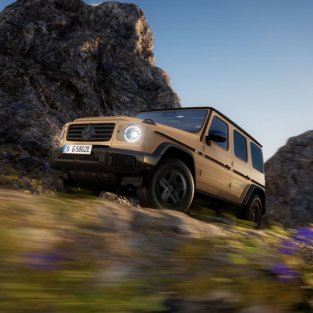 Specyficzne dla off-roadu wyświetlacze na wyświetlaczu zestawu wskaźników / wyświetlaczu multimediów lub Mercedes-Benz G 580 jadący w terenie.