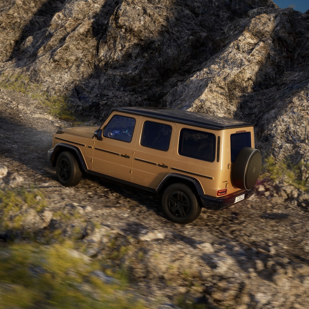 Specyficzne dla off-roadu wyświetlacze na wyświetlaczu zestawu wskaźników / wyświetlaczu multimediów lub Mercedes-Benz G 580 jadący w terenie.