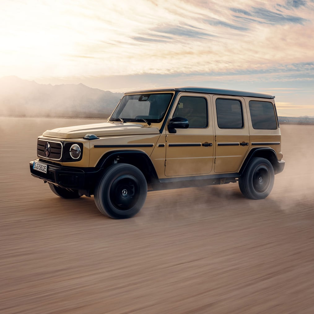 Specyficzne dla off-roadu wyświetlacze na wyświetlaczu zestawu wskaźników / wyświetlaczu multimediów lub Mercedes-Benz G 580 jadący w terenie.