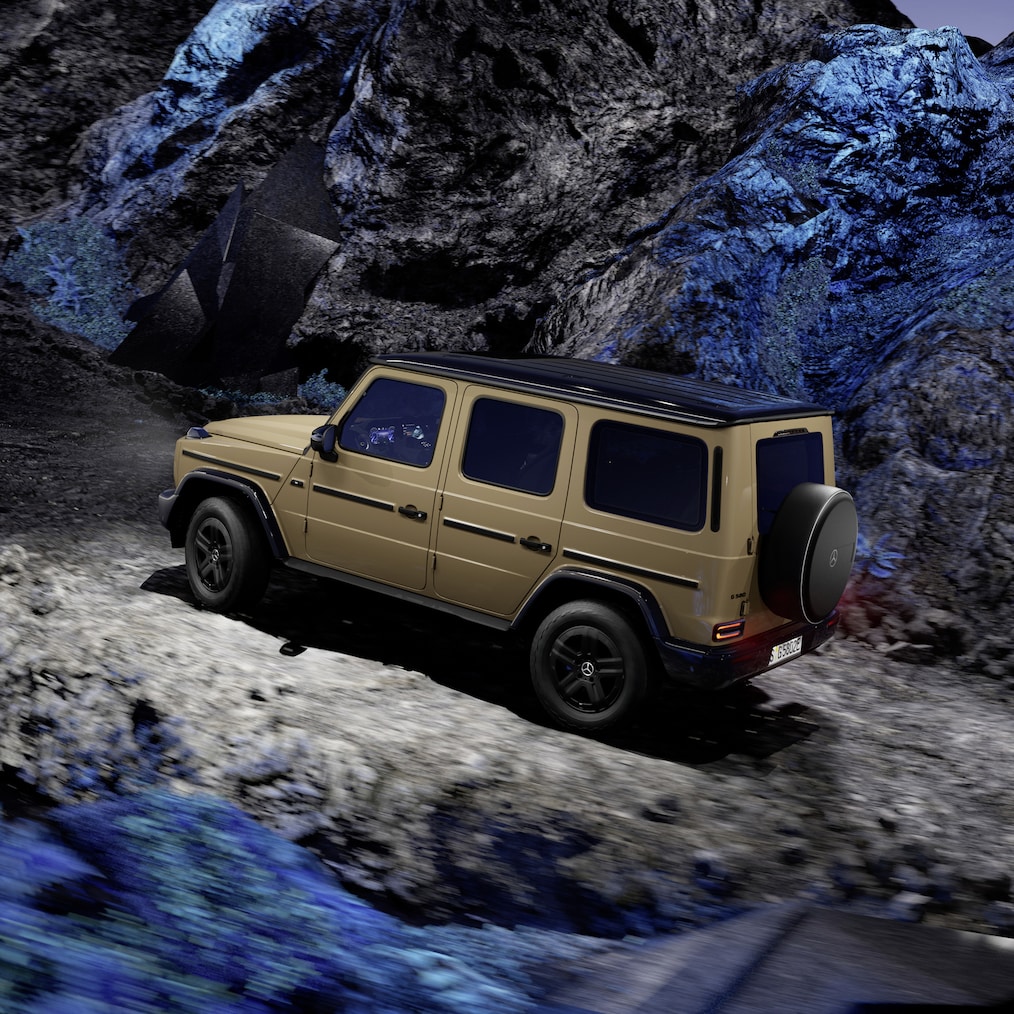 Specyficzne dla off-roadu wyświetlacze na wyświetlaczu zestawu wskaźników / wyświetlaczu multimediów lub Mercedes-Benz G 580 jadący w terenie.