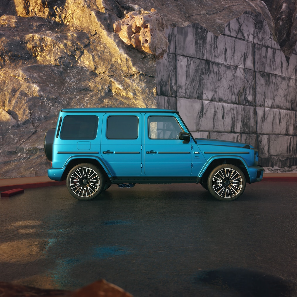 Widok boczny na przód Mercedes-AMG G 63 z lakierem MANUFAKTUR w kolorze niebieskim hyper blue magno.
