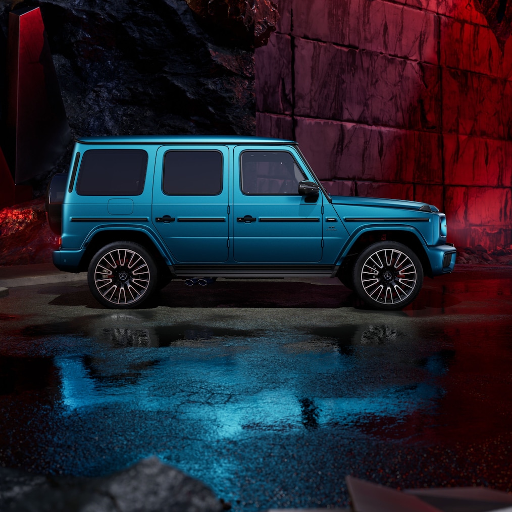 Widok boczny na przód Mercedes-AMG G 63 z lakierem MANUFAKTUR w kolorze niebieskim hyper blue magno.