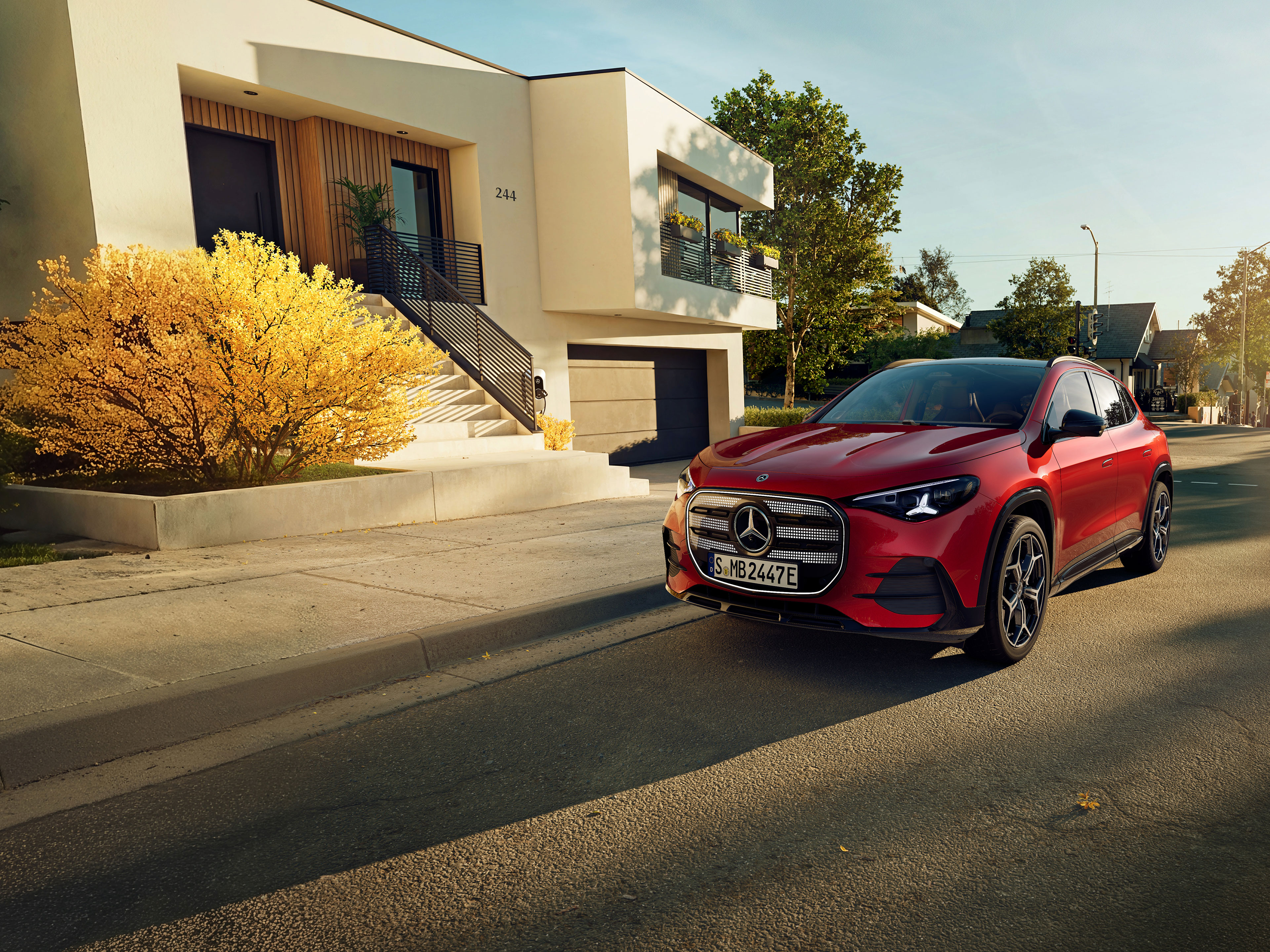 Nadwozie | Całkowicie nowy, elektryczny GLA | Mercedes-Benz Całkowicie nowy, elektryczny GLA marki Mercedes-Benz zaparkowany na miejscu parkingowym obok kawiarni.