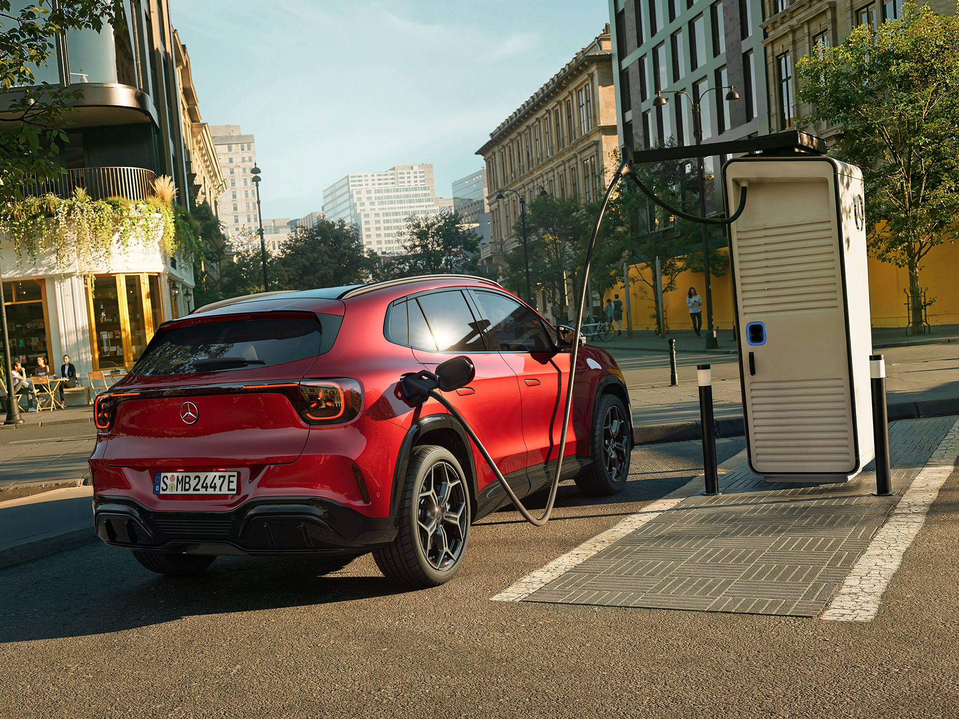 Zasięg i ładowanie | Całkowicie nowy, elektryczny GLA | Mercedes-Benz Całkowicie nowy, elektryczny model GLA marki Mercedes-Benz stojący obok stacji ładowania podczas ładowania.