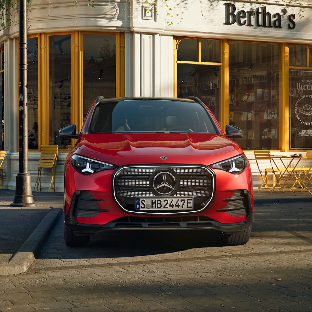 Kultowa atrapa chłodnicy z podświetlanym panelem w całkowicie nowym, elektrycznym Mercedes-Benz GLA.