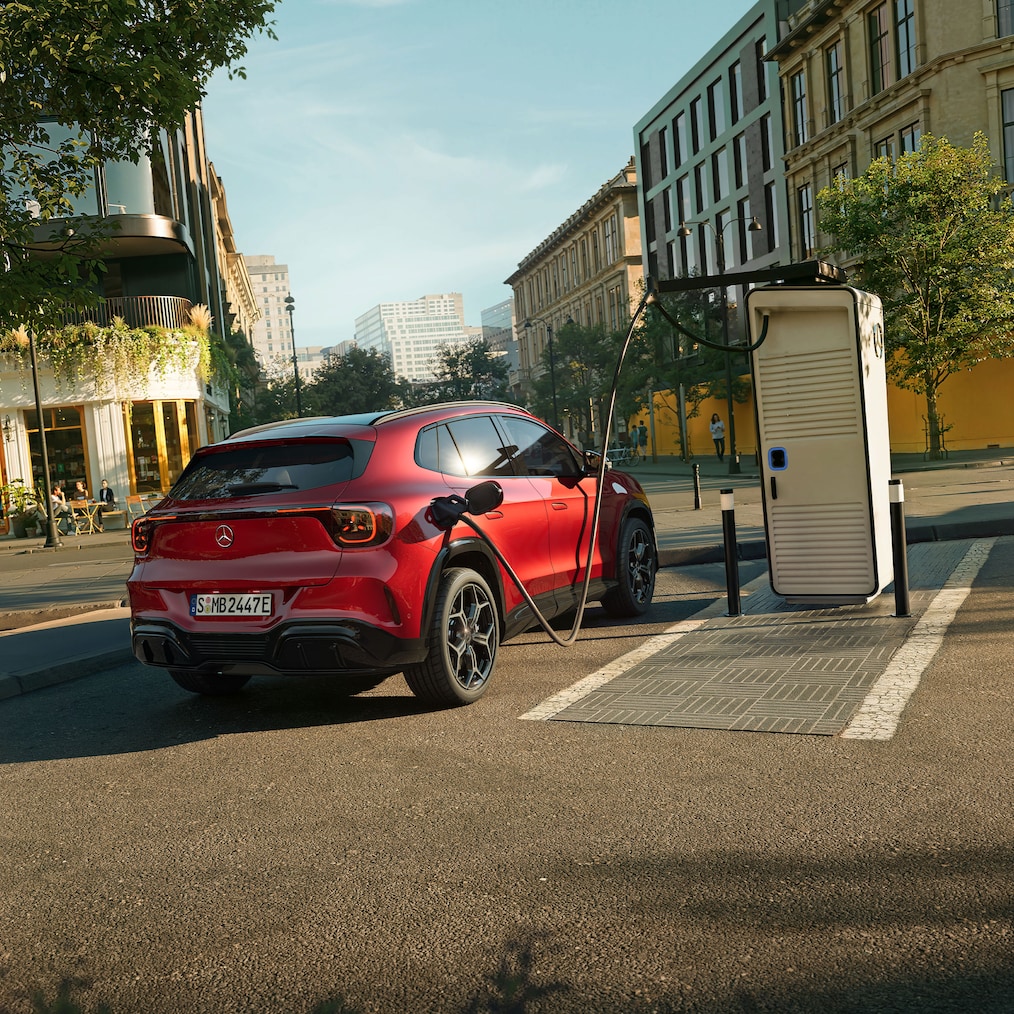 Całkowicie nowy, elektryczny Mercedes-Benz GLA na stacji ładowania pojazdów elektrycznych.