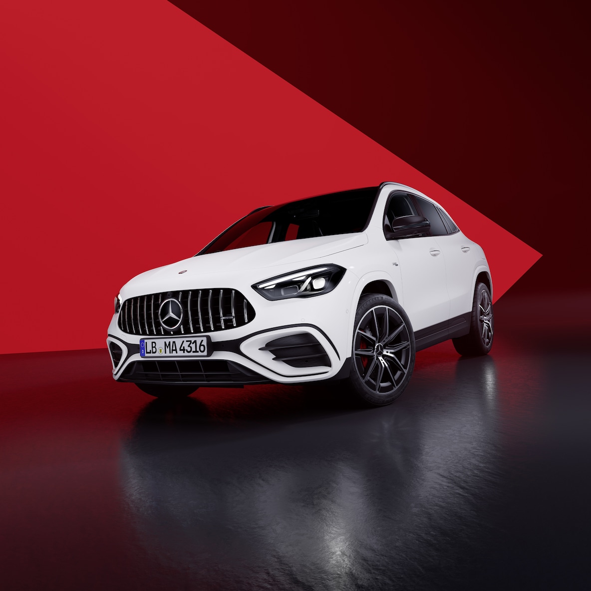 Widok boczny z przodu pojazdu Mercedes-AMG GLA 35 4MATIC.