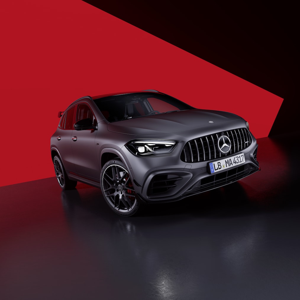 Widok boczny z przodu pojazdu Mercedes-AMG GLA 45 S 4MATIC+.
