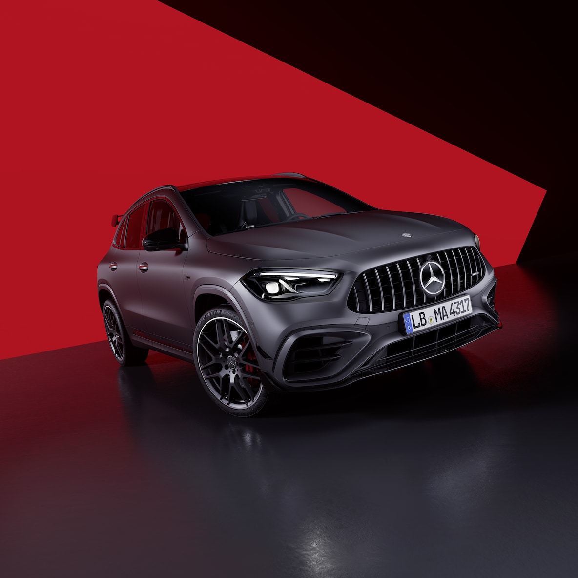 Widok boczny od przodu pojazdu Mercedes-AMG GLA 45 S 4MATIC+.