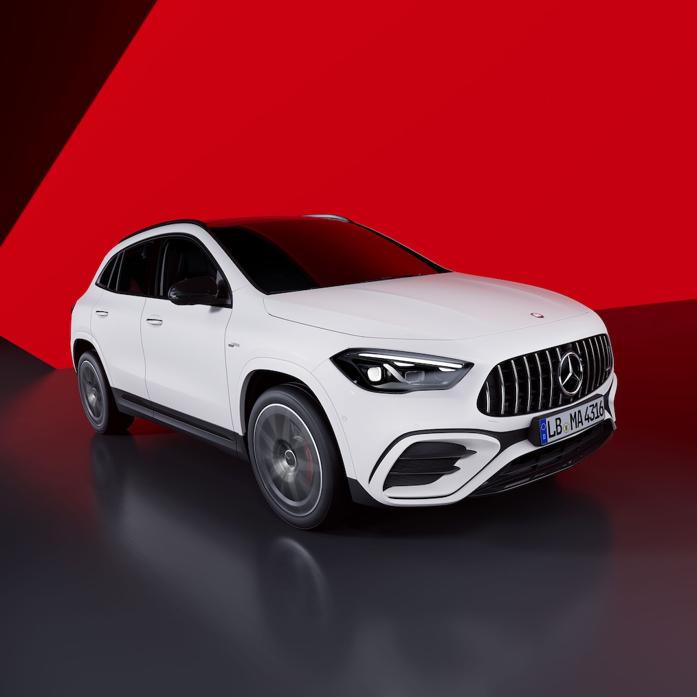 Widok boczny od tyłu pojazdu Mercedes-AMG GLA 45 S 4MATIC+.